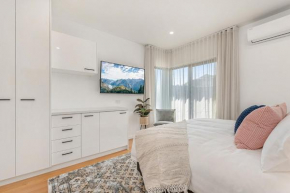 Gorgeous 3-Bed House with Spacious Shared Backyard